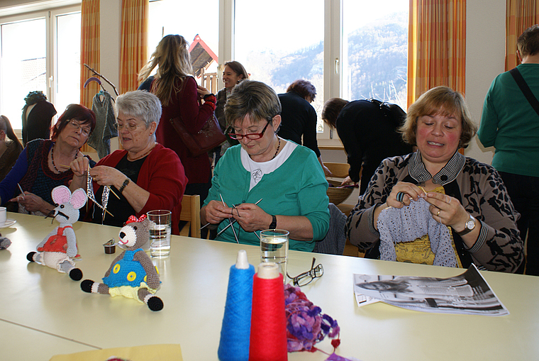 Gemütliche Runde: Tag des offenen Strickens im Pfarreiheim Riederwald. Foto: Jürg Jeanloz