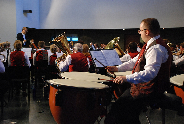 Mit Pauken und Trompeten: Blick aus dem hinteren Teil des Orchesters zum sicher dirigierenden Ueli Kipfer.
