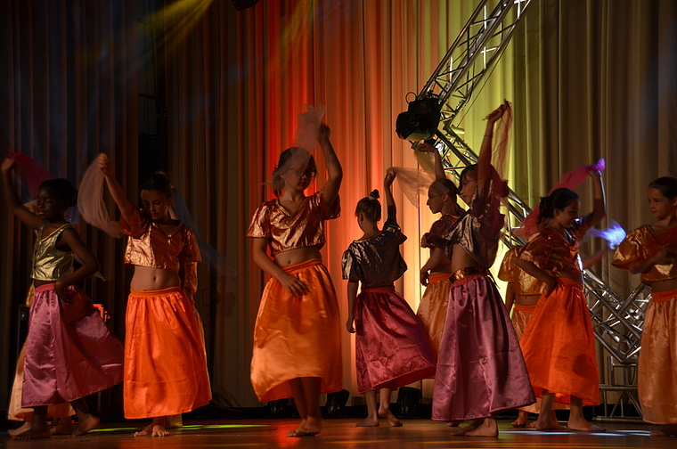 Bollywood in Aesch: Zu indisch anmutenden Klängen tanzten die Mädels auf der Bühne des Löhrenackers. Foto: Jay Altenbach