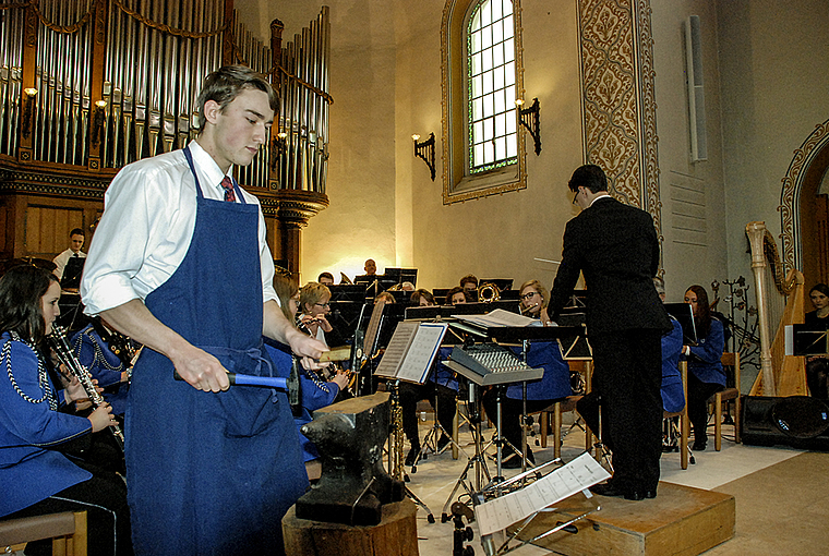 Am Amboss: In Josef Strauss’ «Feuerfest!»-Polka betätigte Mario Hügi dieses ungewöhnliche Perkussions-Instrument. Foto: Thomas Brunnschweiler