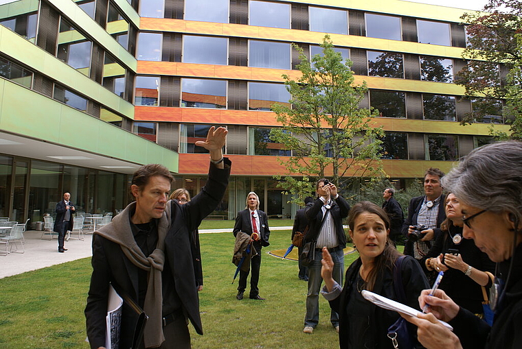Neues Kinderspital UKBB: Die zahlreichen Gäste aus aller Welt liessen sich von der Architektur in Basel und Zürich beeindrucken. Foto: Jürg Jeanloz