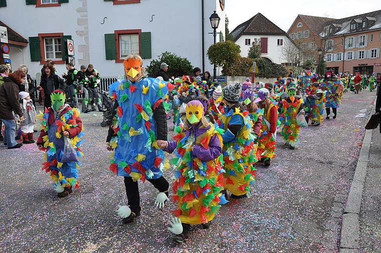 Bunte Gruppe: Kindergarten und Primarschule zauberten eine farbenfrohe und fantasievolle Kinderfasnacht ins Dorf. Fotos: Isabelle Hitz