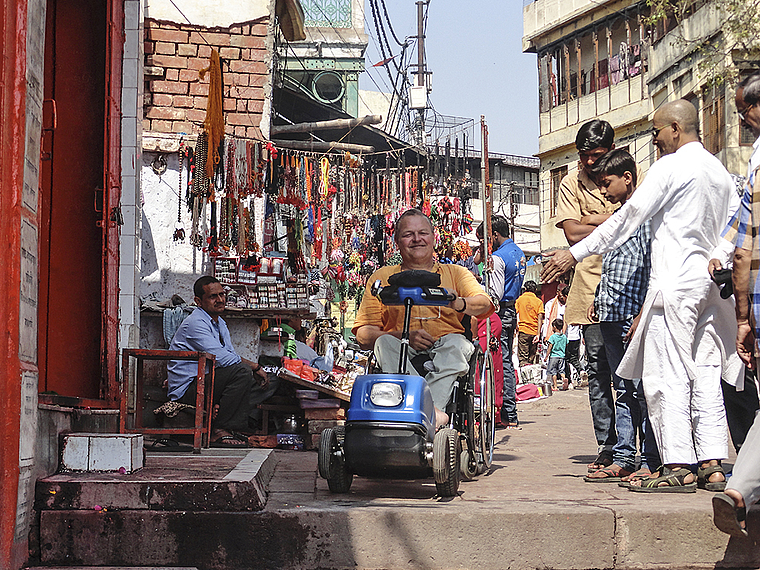 Der geneigte Leser fragt sich: Wie weiter? Walter Beutler mit seinem Swiss-Trac in Pushkar, Rajastan, vor einem Hindernis. Foto: ZVG/Beat Schaub