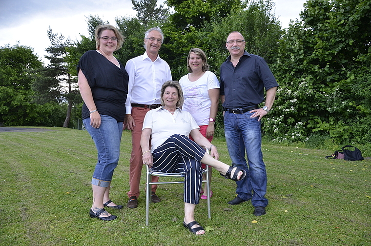 Der neue Vorstand und sein Ehrenmitglied: Felicitas Schneider (sitzend) mit Stefanie Nebel (Beisitzerin), dem frischgebackenen Präsidenten, Heinz Thommen, der ebenfalls neu gewählten Aktuarin, Manuela Brodmann und Kassier Reto Zuber (stehend v. l.)