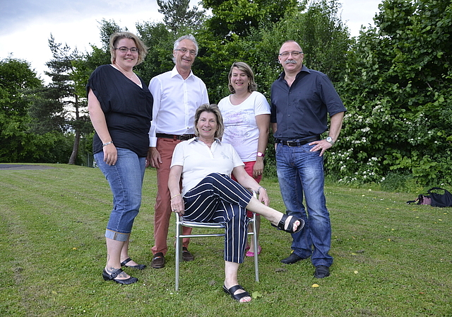 Der neue Vorstand und sein Ehrenmitglied: Felicitas Schneider (sitzend) mit Stefanie Nebel (Beisitzerin), dem frischgebackenen Präsidenten, Heinz Thommen, der ebenfalls neu gewählten Aktuarin, Manuela Brodmann und Kassier Reto Zuber (stehend v. l.)