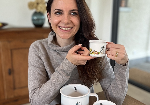 Tassen für den Hääfelimäärt: Michelle Bonneau hat zu den Themen Verkehr, Gebäude und Anlässe drei Aquarelle gemalt, die nun die Tassen zieren. Fotos: zVg