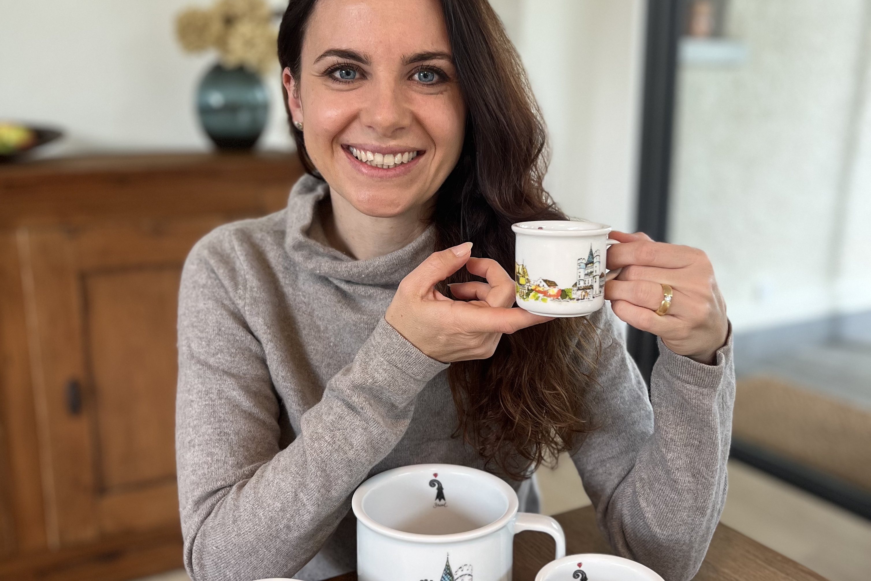 Tassen für den Hääfelimäärt: Michelle Bonneau hat zu den Themen Verkehr, Gebäude und Anlässe drei Aquarelle gemalt, die nun die Tassen zieren. Fotos: zVg