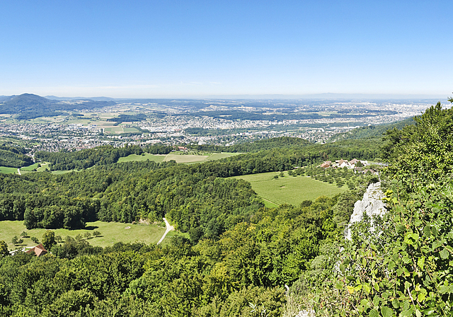 Blick vom Gempen hinunter auf die Birsstadt: Gemeinsame Probleme sollen verstärkt gemeinsam gelöst werden.  Foto: Archiv