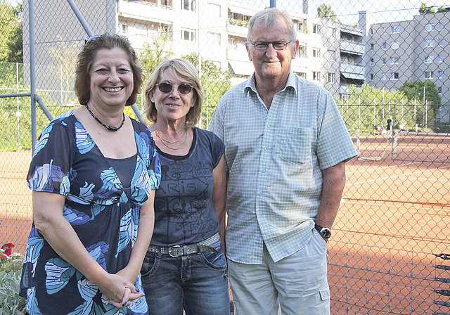 Grosser Einsatz für das Seniorenturnier: Claudia Schreiber, Clubpräsidentin; Robert Wetzel, zweimaliger Präsident des Vereins; Christa Bäni, Turnierleiterin.  Foto: Tobias Gfeller