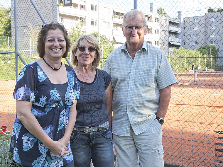 Grosser Einsatz für das Seniorenturnier: Claudia Schreiber, Clubpräsidentin; Robert Wetzel, zweimaliger Präsident des Vereins; Christa Bäni, Turnierleiterin.  Foto: Tobias Gfeller
