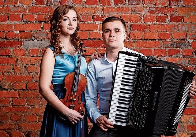 Bringen ukrainische Spielfreude in den Reinacher Gemeindesaal: das «Grazia Duo» mit Anastasiia und Ihor Pliushko. Foto: zVg