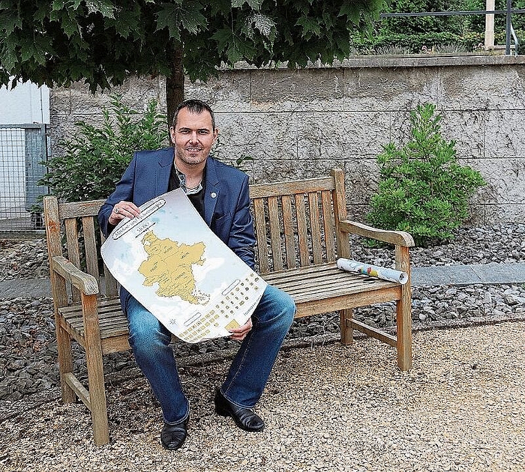 Gründer von FOMOSO: Roman Oeschger zeigt auf der Karte die 22 Regionen, welche zu Mittelost- und Südosteuropa gehören. Foto: Gaby Walther