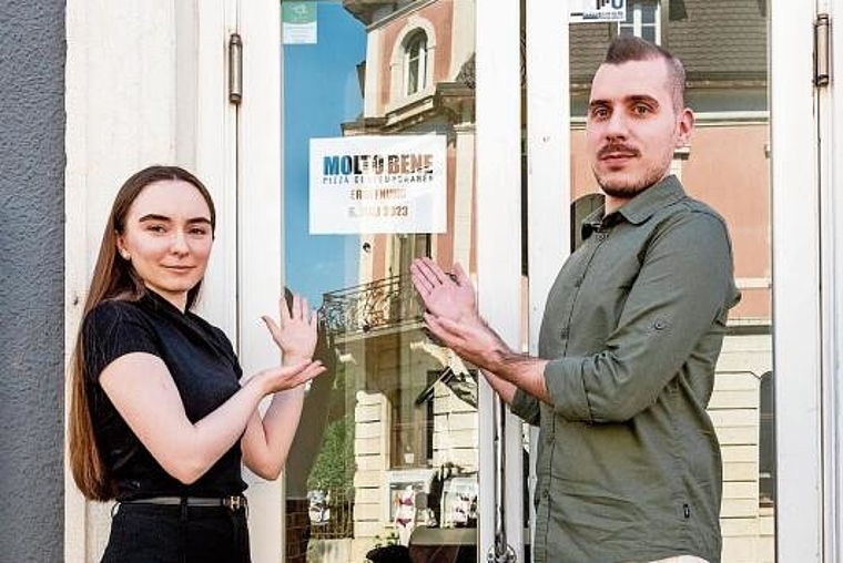 Die neuen Pächter: Unter Florentina Dina und Leonardo Mistretta gibt es an der Laufner Deslbergerstrasse bald auch am Mittag wieder warme Küche.
Foto: Nicole Nars-Zimmer