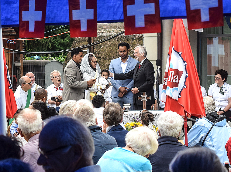 Taufe an der Jodlermesse: Durch Pfarrer Jost Keller wurde ein Flüchtlingskind in die christliche Gemeinde aufgenommen. Foto: Bea Asper