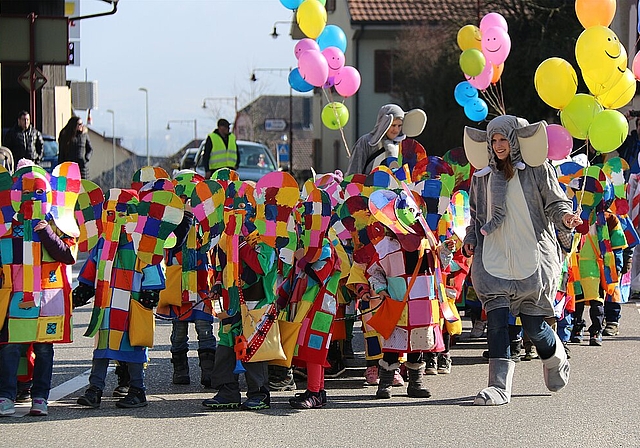 Elmar und die Elefanten: Die Kindergärtler in farbig karierten Elefantenkostümen. Fotos: Gaby Walther
