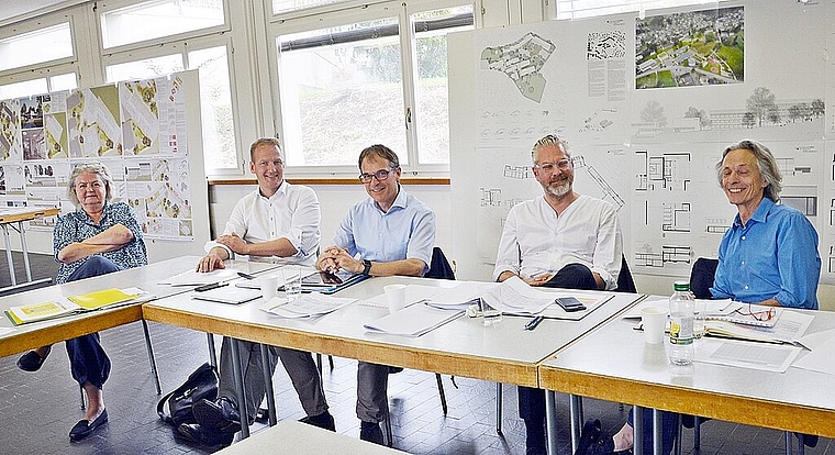 Das Beurteilungsgremium ermittelte das für Breitenbach optimale Projekt: v.l. Iris Huber (Schulleiterin), Roman Brunner (Spezialkommission Schulhausneubau), Dieter Künzli (Dipl. Ing. ETH/Gemeindepräsident), Wim Eckert (Architekt BSA, Zürich) und