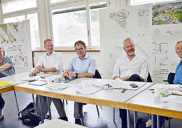 Das Beurteilungsgremium ermittelte das für Breitenbach optimale Projekt: v.l. Iris Huber (Schulleiterin), Roman Brunner (Spezialkommission Schulhausneubau), Dieter Künzli (Dipl. Ing. ETH/Gemeindepräsident), Wim Eckert (Architekt BSA, Zürich) und 
