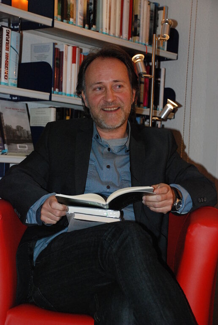 Stilistisch brillant, witzig und wortreich: Daniel Zahno las in der Bibliothek aus seinem neuesten Buch «Alle lieben Alexia». Foto: Thomas Brunnschweiler