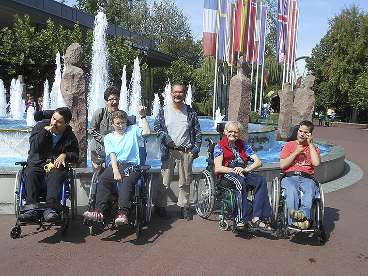 Auch das gehört zum Leben im Dychrain: Bewohner des Wohnheims machen einen Ausflug in den Europapark. Foto: ZVG