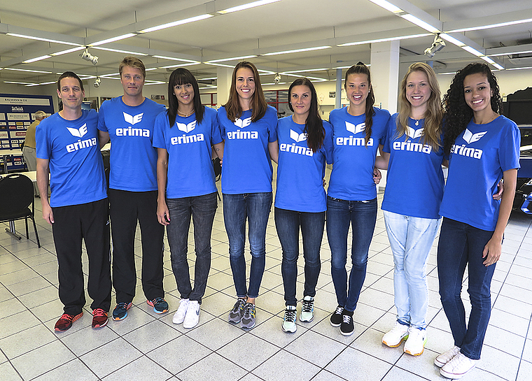 Die Neuen und ihre Chefs: Von links: Timo Lippuner, SUI, Head Coach; Agris Leitis, LAT, Assistant Coach; Barbara Garcia Duarte, BRA, Aussen-Annahme; Kerley Becker, BRA, Diagonal, Captain; Anu Ennok, EST, Aussenangriff; Jekaterina Stepanova, LAT, Auss