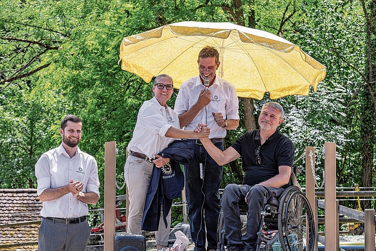 Ansprachen: Gemeindepräsident Pulver (r.) hielt die Laudatio. Neben ihm die Stiftungsräte Niggi Thurnherr (2. v. r.), Gabriela Pertner Volpe (2. v. l.) und Gabriel Plinke. Foto: Heiner Leuthardt