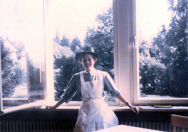 Vintage: Die junge Krankenschwester Angela Terp «mit dem Hut von Mister Macanelly aus Canada», wie auf der Aufnahme von 1958 zu lesen ist. Foto: zVg
