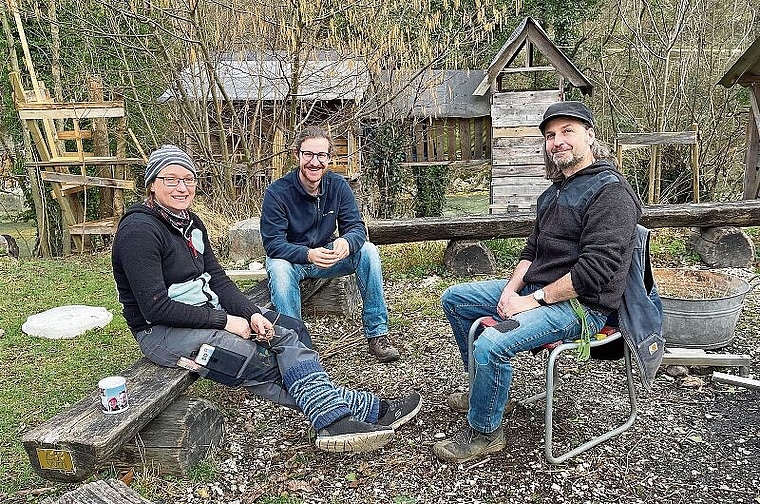 Lassen Kinder Kinder sein (v.l.): Co-Leiterin Sarah Schindler, Mitarbeiter Jan Vögtlin und Co-Leiter David Brönnimann. Axel Mannigel