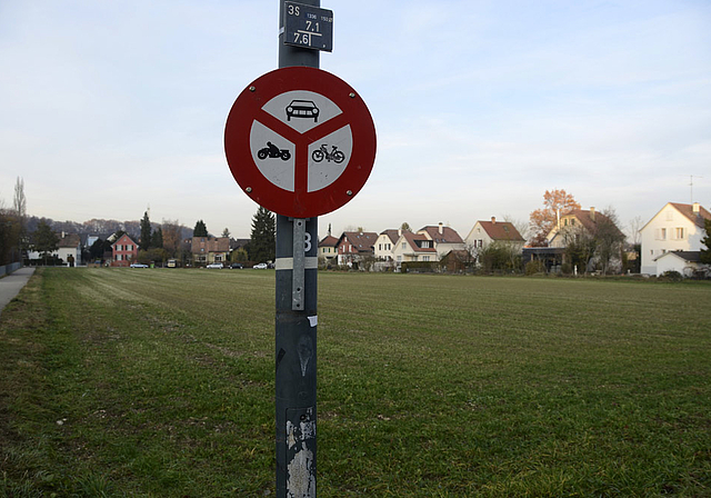 Gestoppt: Bis auf dem Areal Stockacker günstiger Wohnraum entstehen kann, wird mehr Zeit verstreichen, als es sich der Gemeinderat erhofft hat. Foto: Heiner Leuthardt