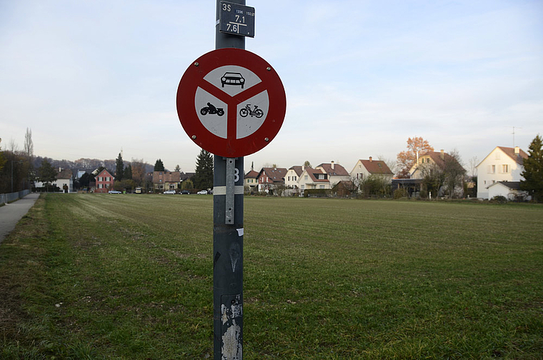 Gestoppt: Bis auf dem Areal Stockacker günstiger Wohnraum entstehen kann, wird mehr Zeit verstreichen, als es sich der Gemeinderat erhofft hat. Foto: Heiner Leuthardt