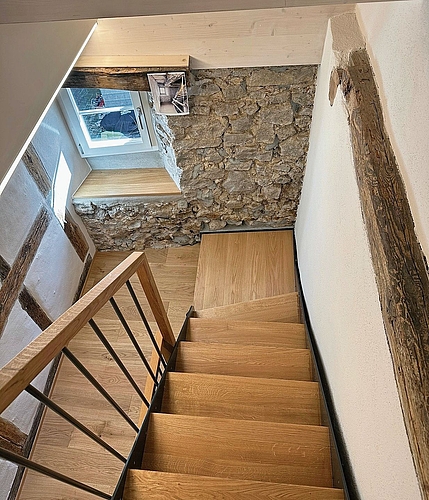 Verwinkelt: Steile Treppen und viele Winkel zeichnen das sanierte Haus aus. Foto: zvg/Daniel Scheidegger