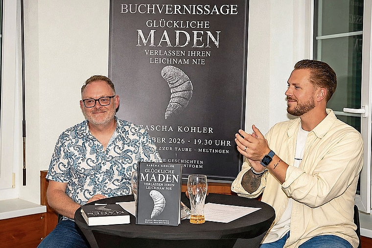 Polizist als Buchautor: Sascha Kohler (l.) mit Moderator Simon Vidal anlässlich der Vernissage.  Foto: zVg
