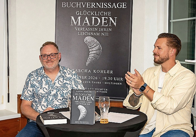 Polizist als Buchautor: Sascha Kohler (l.) mit Moderator Simon Vidal anlässlich der Vernissage.  Foto: zVg