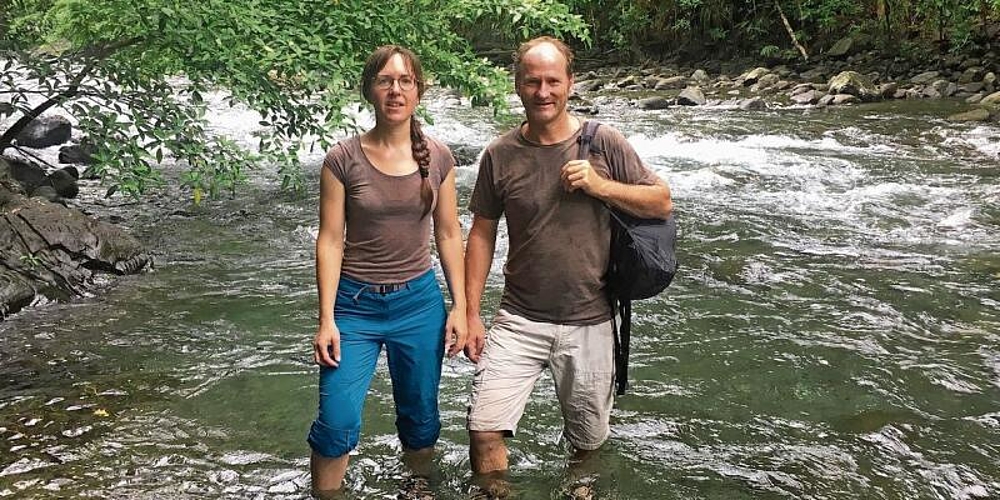 Beruflich und privat ein gutes Team: Die Naturschützer Denise Brönnimann und Andy Schären. Fotos: Andy Schären/zVg
