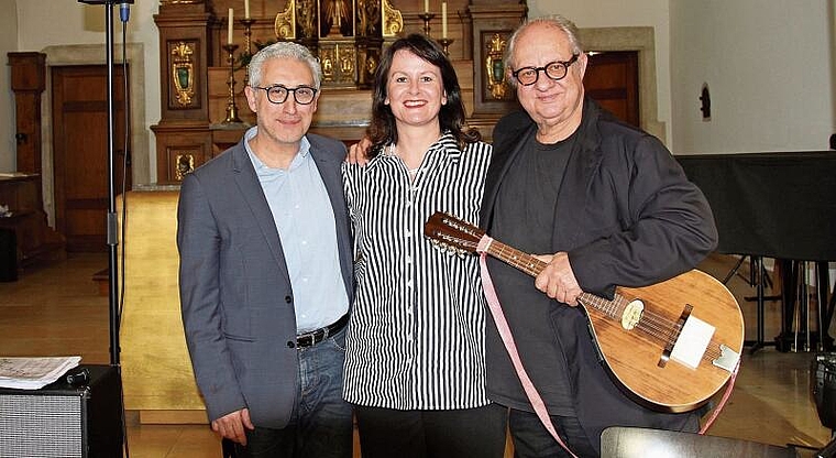 Holten Venedig nach Dornach: (v. l.) Musiker Lorenzo Petrocca, Barbara van der Meulen, Programmleiterin Kloster Dornach, und Sternekoch Vincent Klink. Foto: Florin Bürgler