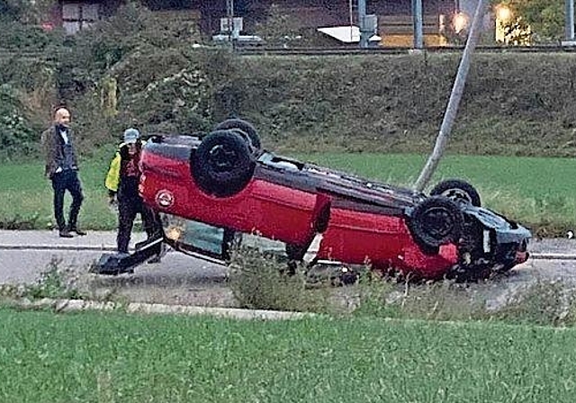 Unfall: Die Anwohner lenkten den Verkehr, bis die Polizei kam. Foto: Walter Tschopp-Buxtorf