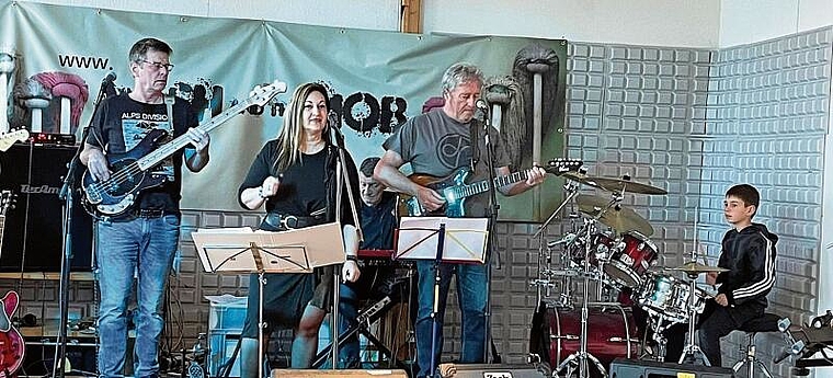 Erste Probe im Übungsraum von Wish and the Mob: (v.l.) Bassist Albert Illi, Sängerin Anna Villarosa, Schlagzeuglehrer Antonio Maggio und einer seiner Schüler am Schlagzeug. Foto: zVg