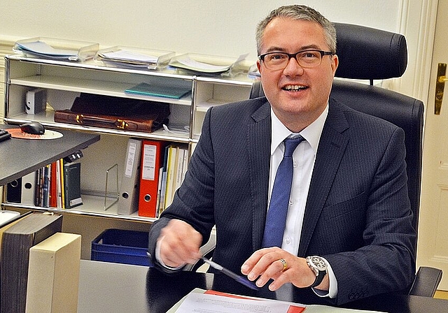 Der Countdown läuft: Noch genau 13 Minuten bleiben dem neuen Landammann, hier in seinem Büro, bis zum Start der Sitzung. Foto: Roland Bürki