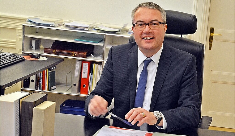 Der Countdown läuft: Noch genau 13 Minuten bleiben dem neuen Landammann, hier in seinem Büro, bis zum Start der Sitzung. Foto: Roland Bürki