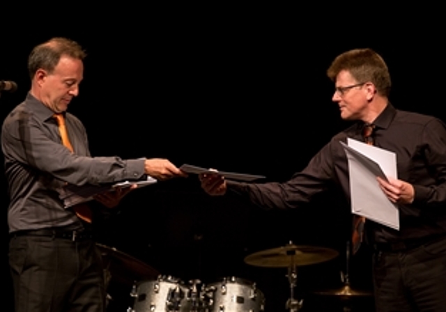 Der Schulleiter und der Präsident des Schulrates: Ulrich Thiersch (l.) und René Lutz beim Vorsondieren der Zertifikate vor der Übergabe. Fotos: Martin Staub

