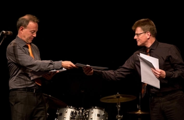 Der Schulleiter und der Präsident des Schulrates: Ulrich Thiersch (l.) und René Lutz beim Vorsondieren der Zertifikate vor der Übergabe. Fotos: Martin Staub
