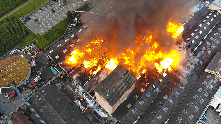 Grossbrand: Rund um das Industrieareal an der Wahlenstrasse in Laufen brannte es am Freitagmorgen lichterloh. Foto: zvg