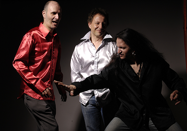 Teil des Hobler Kulturmenüs: Die Pop-Rock-Band Sacred Cow mit Mike Turtle, Andi Messmer und Tommy «Face» Fehse (v. l.).  Foto: ZVG