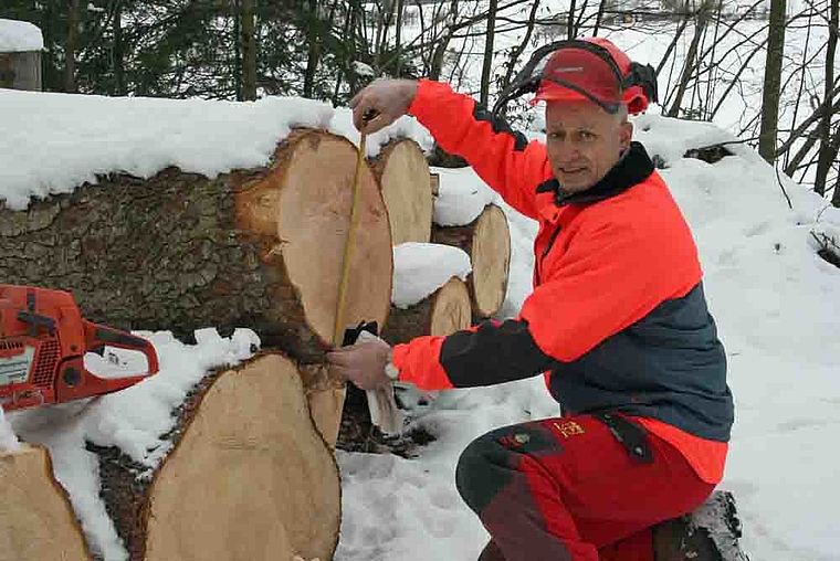 Andreas Vögtli, Büren: Der neue Präsident des Solothurnischen Bauernverbands. Im Winter ist er vorwiegend im Wald bei Holzarbeiten anzutreffen. Foto: Benildis Bentolila