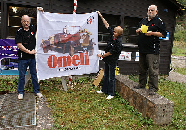 Das Geschenk: Fahnengötti und -gotte Heimo und Gret Klötzli entrollen die von ihnen gespendete Omeli-Fahne, Präsident Hansjörg Gygi hält die Laudatio.   Foto: Jürg Jeanloz