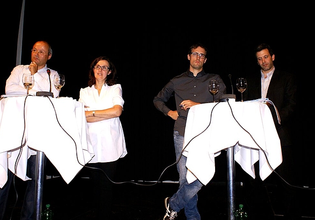 Für oder gegen den Austritt Laufens aus dem SDL: Stadtrat Linard Candreia und Stadtpräsidentin Brigitte Bos, Roland Mamie, Präsident Referendumskomitee, und Luca Giacobini, Präsident der Vormundschaftsbehörde.   Foto: Jürg Jeanloz