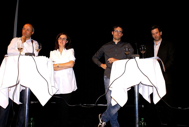 Für oder gegen den Austritt Laufens aus dem SDL: Stadtrat Linard Candreia und Stadtpräsidentin Brigitte Bos, Roland Mamie, Präsident Referendumskomitee, und Luca Giacobini, Präsident der Vormundschaftsbehörde. Foto: Jürg Jeanloz