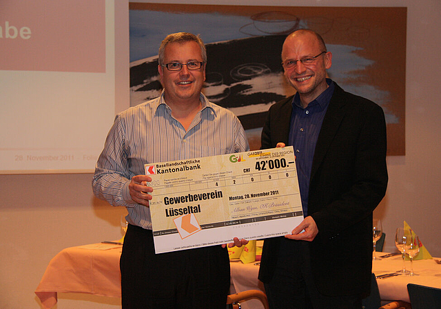 Erfolgreich: OK-Präsident Alban Wyss und Markus Würsch, Präsident des Gewerbevereins Lüsseltal, präsentieren den Gewinn der GAB 2011.  Foto: Gaby Walther