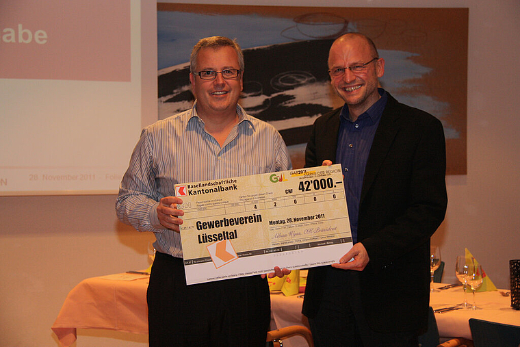 Erfolgreich: OK-Präsident Alban Wyss und Markus Würsch, Präsident des Gewerbevereins Lüsseltal, präsentieren den Gewinn der GAB 2011.  Foto: Gaby Walther