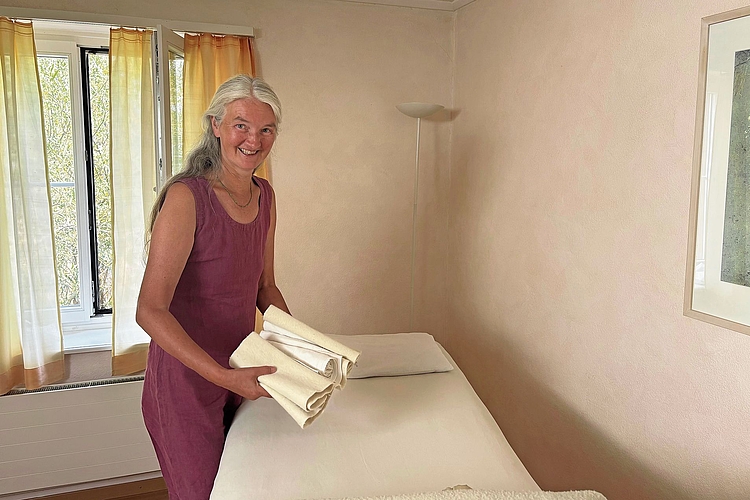 Anpacken: Katharina Guldimann führt das Mutter-Kind-Haus in Gempen mit Leib und Seele. Fotos: Caspar Reimer Anpacken: Katharina Guldimann führt das Mutter-Kind-Haus in Gempen mit Leib und Seele. Fotos: Caspar Reimer