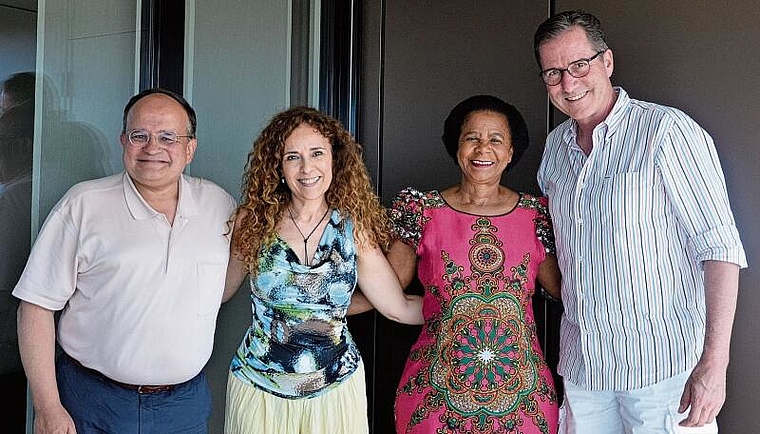 Packen Probleme an: (v. l.) Carlos Alvarez Pereira, Mitglied des Club of Rome, Cintia Jamie, Gründerin der Stiftung Es Vicis, Dr. Mamphela Ramphele, Co-Präsidentin des Club of Rome, und Daniel Winzenried, Gründer der Stiftung Es Vicis. Foto: Fab